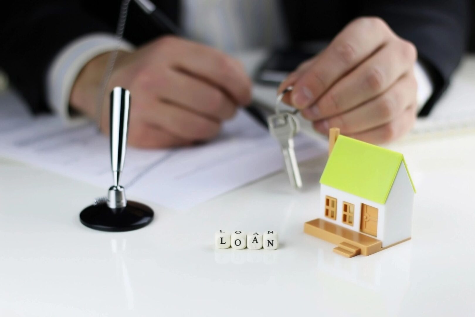 A person is holding keys to a house.